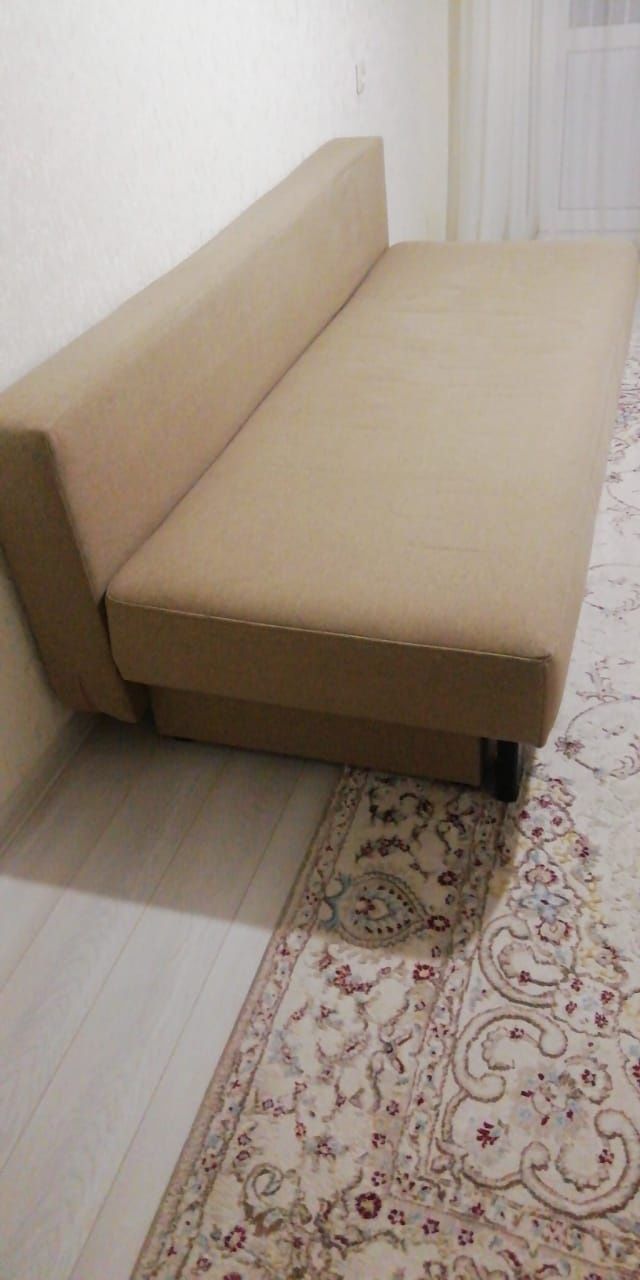 Продам Диван раздвижной хорошем состояние есть место для вещие