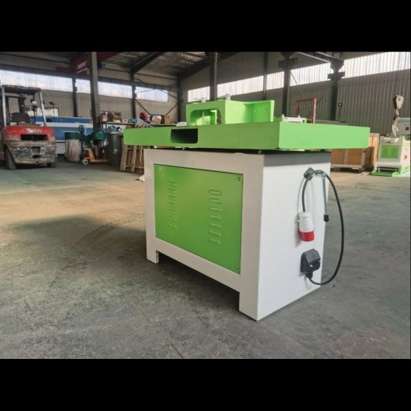 По заявка фреза с ъглова карета за дървена дограма.