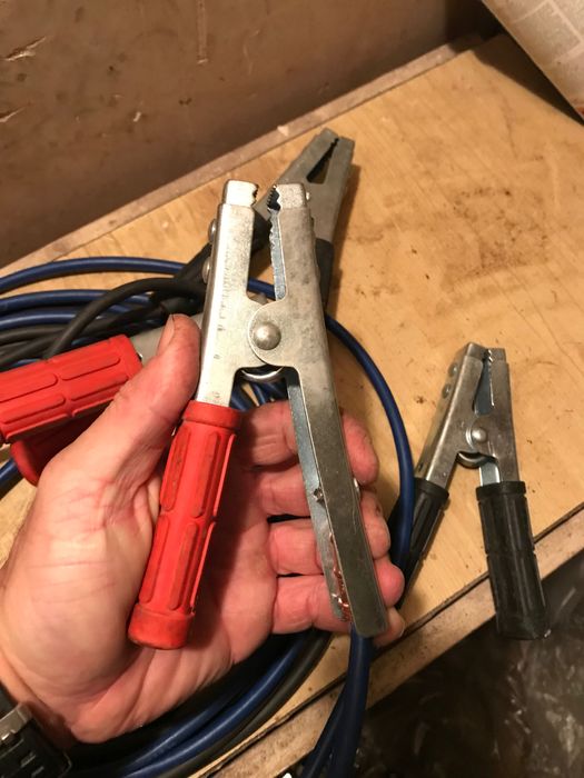 Кабели за подаване на ток към автомобил