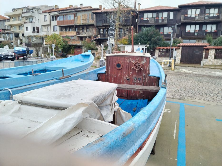 Лодка рибарска с двигател