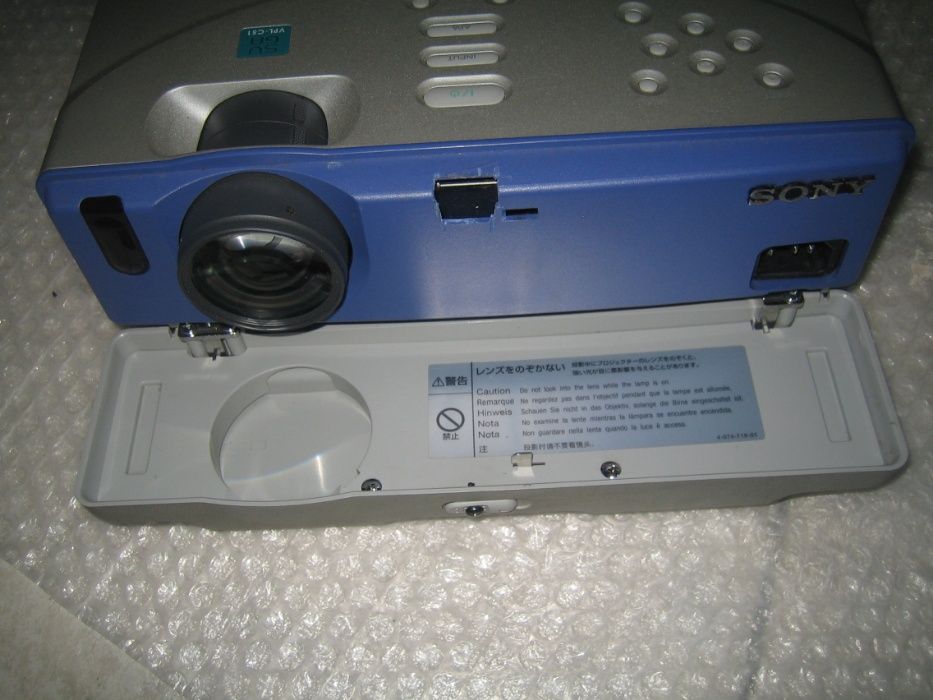 Продавам Sony LCD Projector VPL-CS1