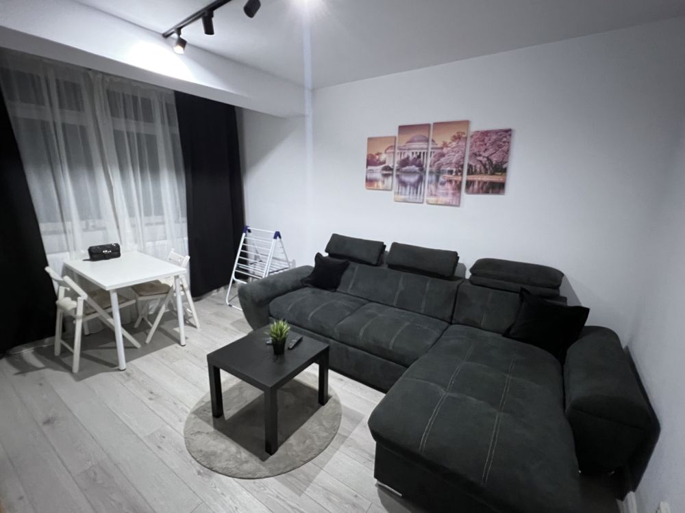 Închiriez in regim hotelier apartament cu 2 camere decomandat