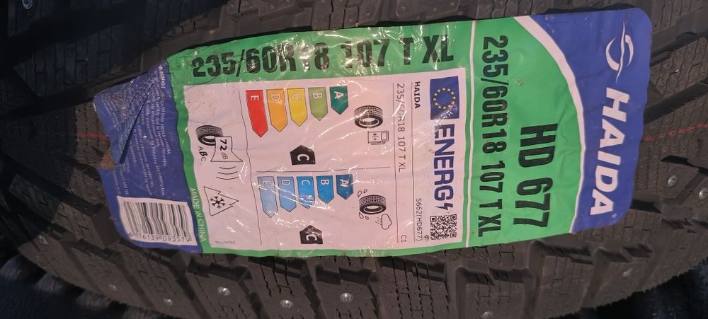 Продам новые шипованные шины размер R 18