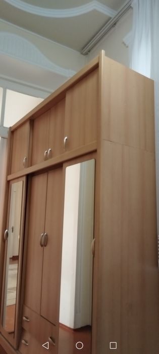 Срочно  продаётся Большой шкаф с зеркалами в отличном состоянии