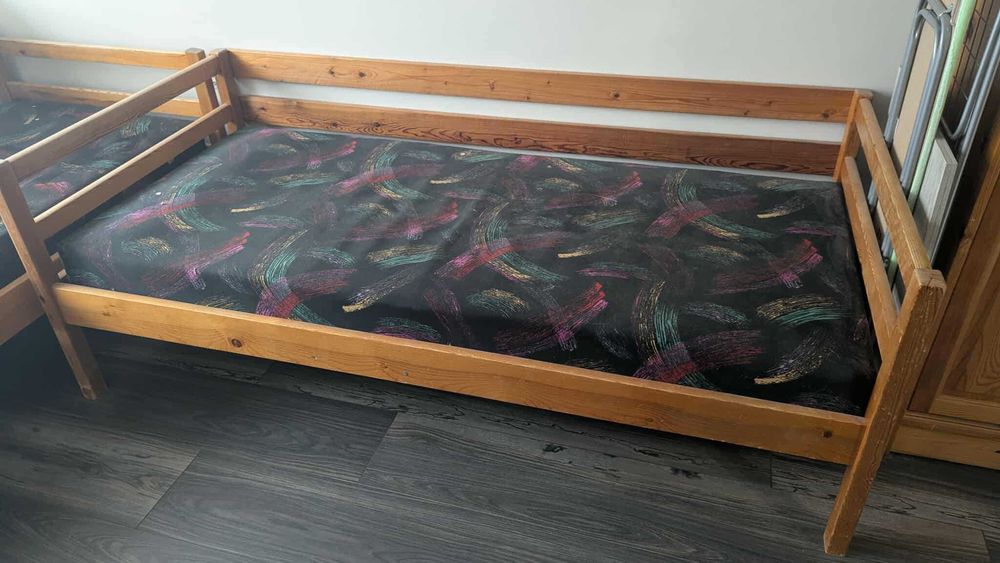 Единично легло от масивно дърво