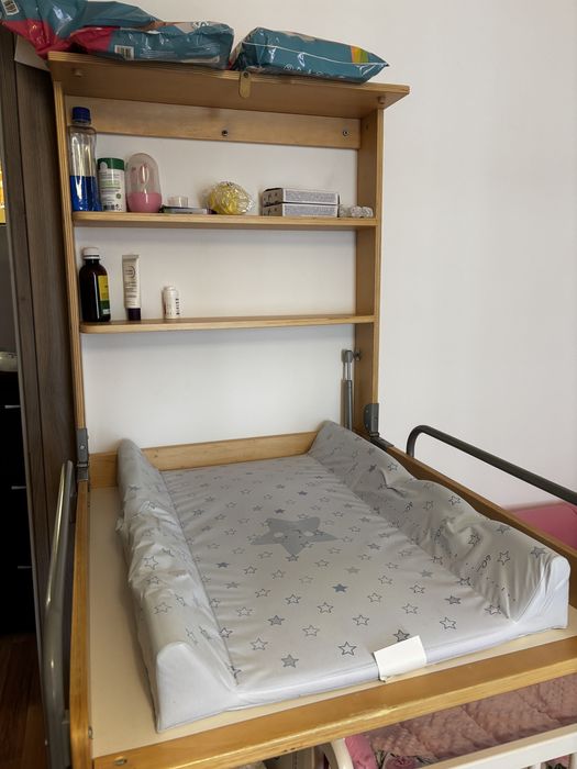 Masa înfășat suspendata pe perete