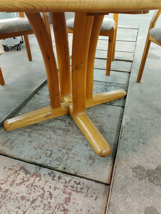 Маса със столове