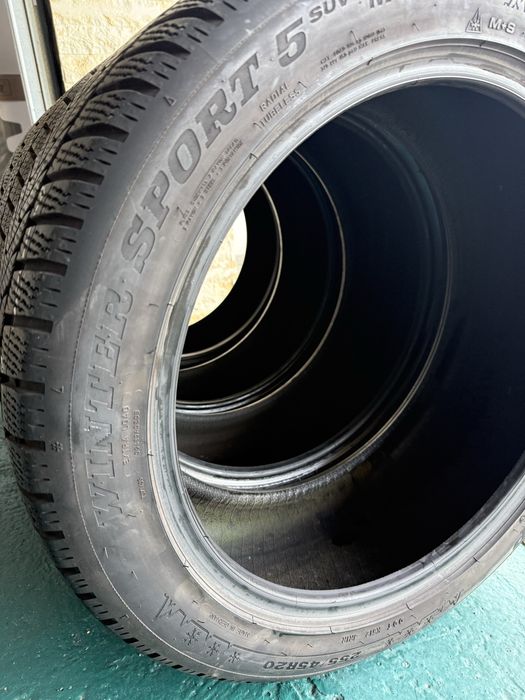 Set 4 anvelope de iarna Dunlop 255/45 R20