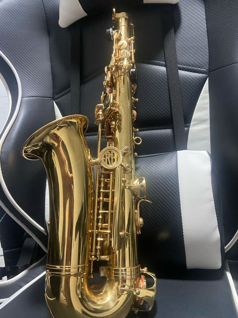Vând saxofon Roy Benson