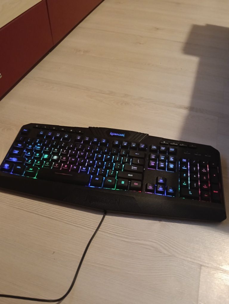 Vând tastatura redragon