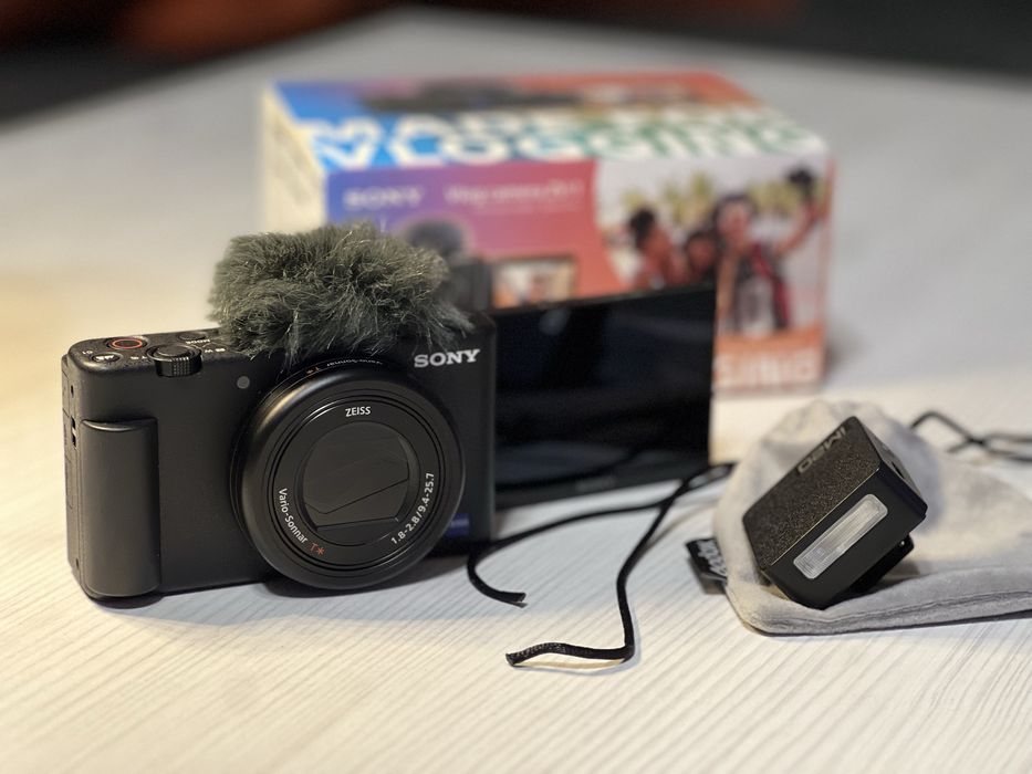 Sony ZV-1 + допълнителна светкавица