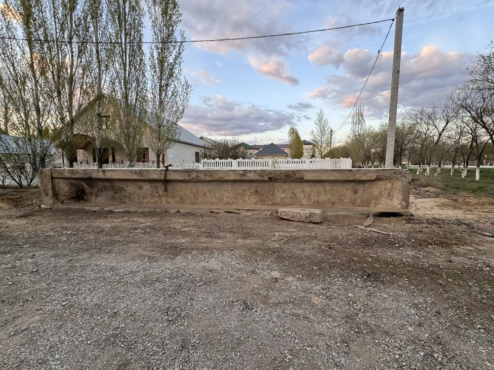 Продам фундамаментную балку 12 м в длину, в высоту 1,4 м.