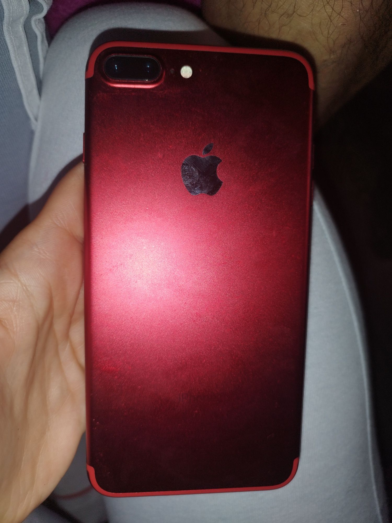 Vând iPhone 8  red