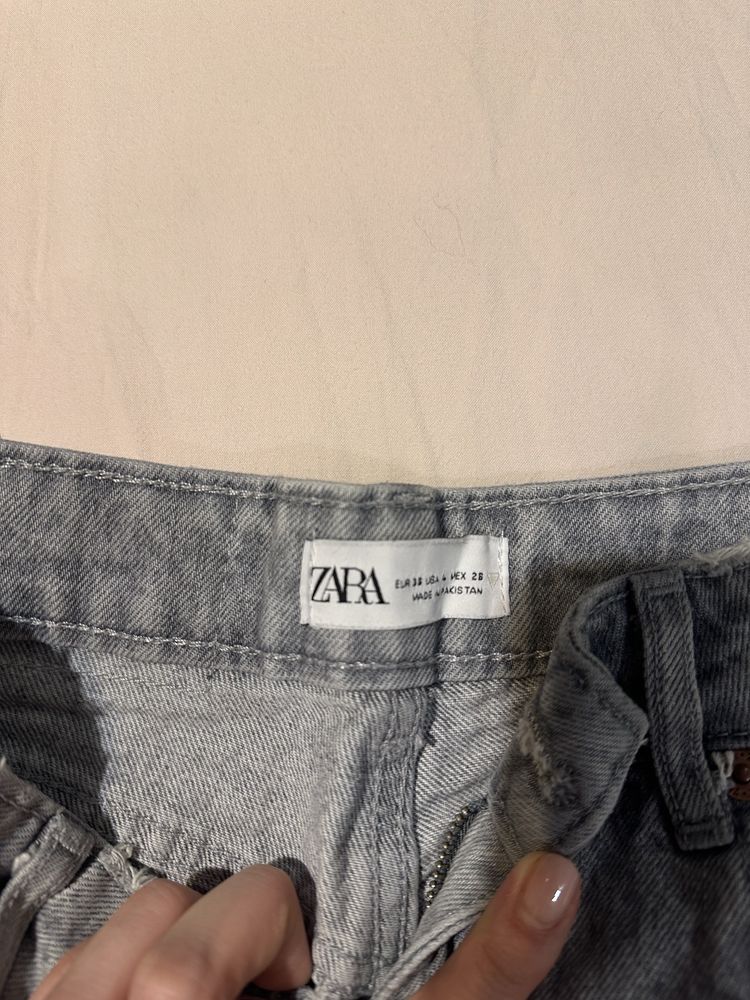 Скъсани дънки Zara
