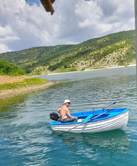 Лодка с колесар и двигател