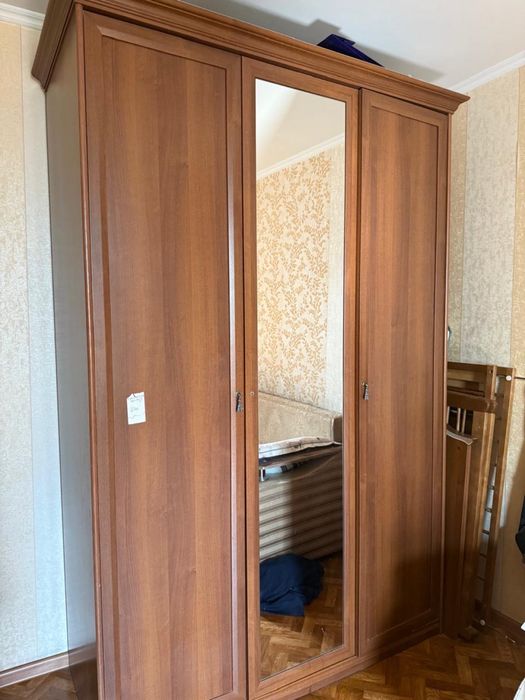 Срочно продам шкаф с комодом