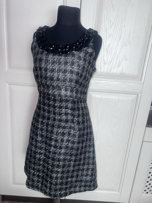 Елегантна рокля в сиво каре с камъни
