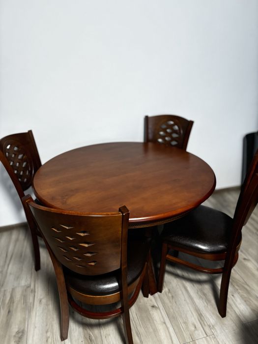 Masa cu 4 scaune din lemn masiv