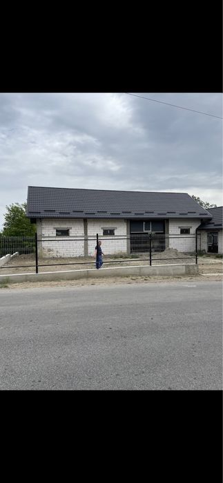 Vând sau închiriez hală+teren