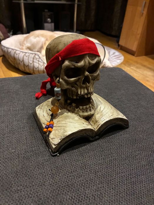 Карипски пирати статуетка на череп с два меча