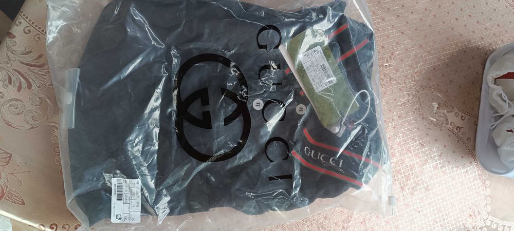 Vând 2 tricouri Gucci originale
