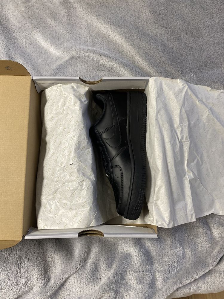 Air force 1 LE (GS) black.