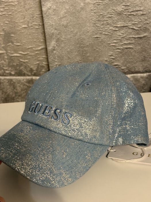 Деним шапка с глитър на GUESS