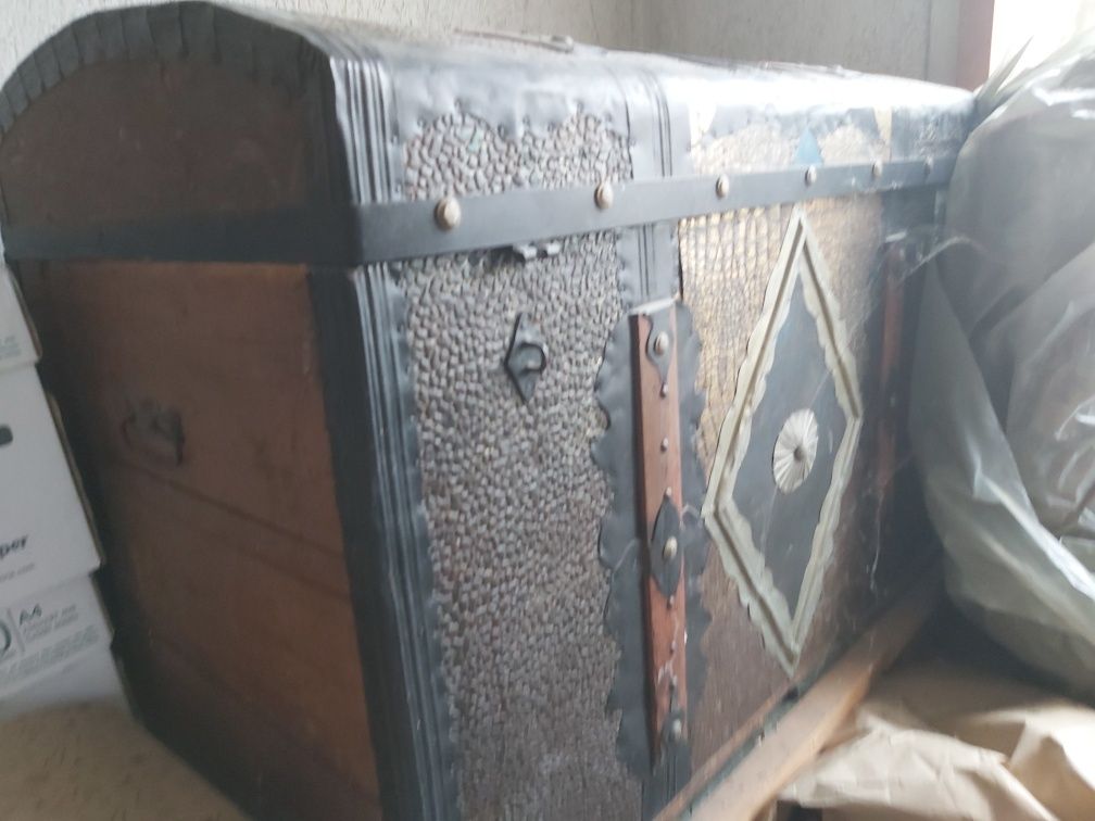 Сандък-ракла с обков, стар, 1м× 0.65м×0.55м