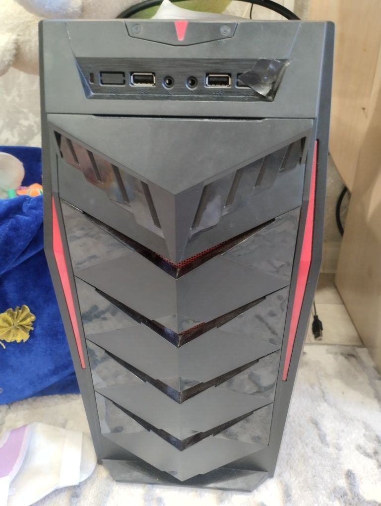 Прдаю капютер в отличном состояни игры варфей всё тянет