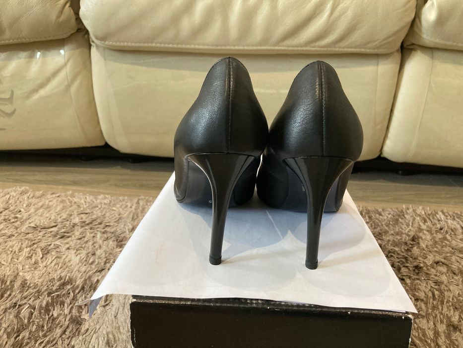 Дамски обувки на ток - цвят черен - размер 35