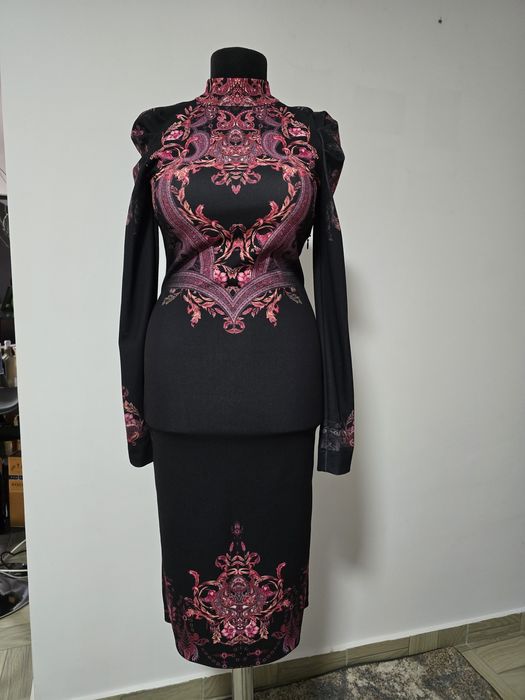 Rochie cu mâneci raglan bufante, cu forme feminine, in tonuri de rosu