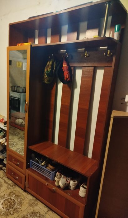 Продается шкаф в прихожую