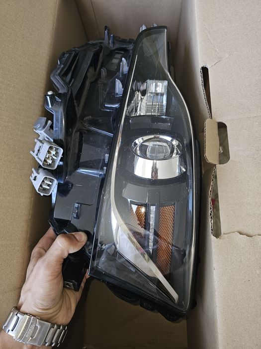 Far Lexus IS300h 81185 53800 Far stanga Lexus