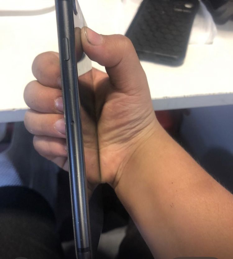 iPhon 8 64 г всё работает фйс айди и кот пароль экран не разбиты