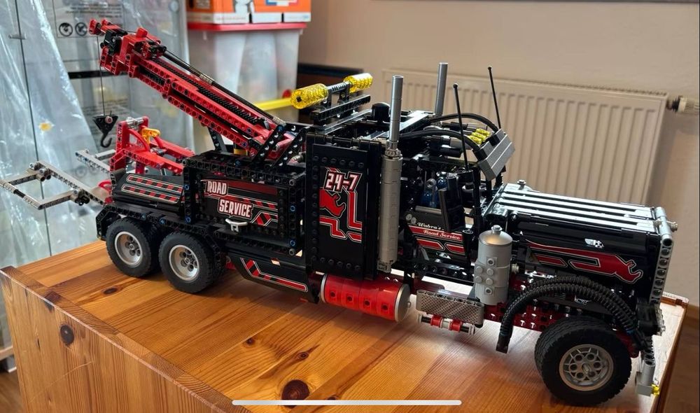 Lego Technic Tow Truck 8285 (състои се от 1915 Lego блокчета)