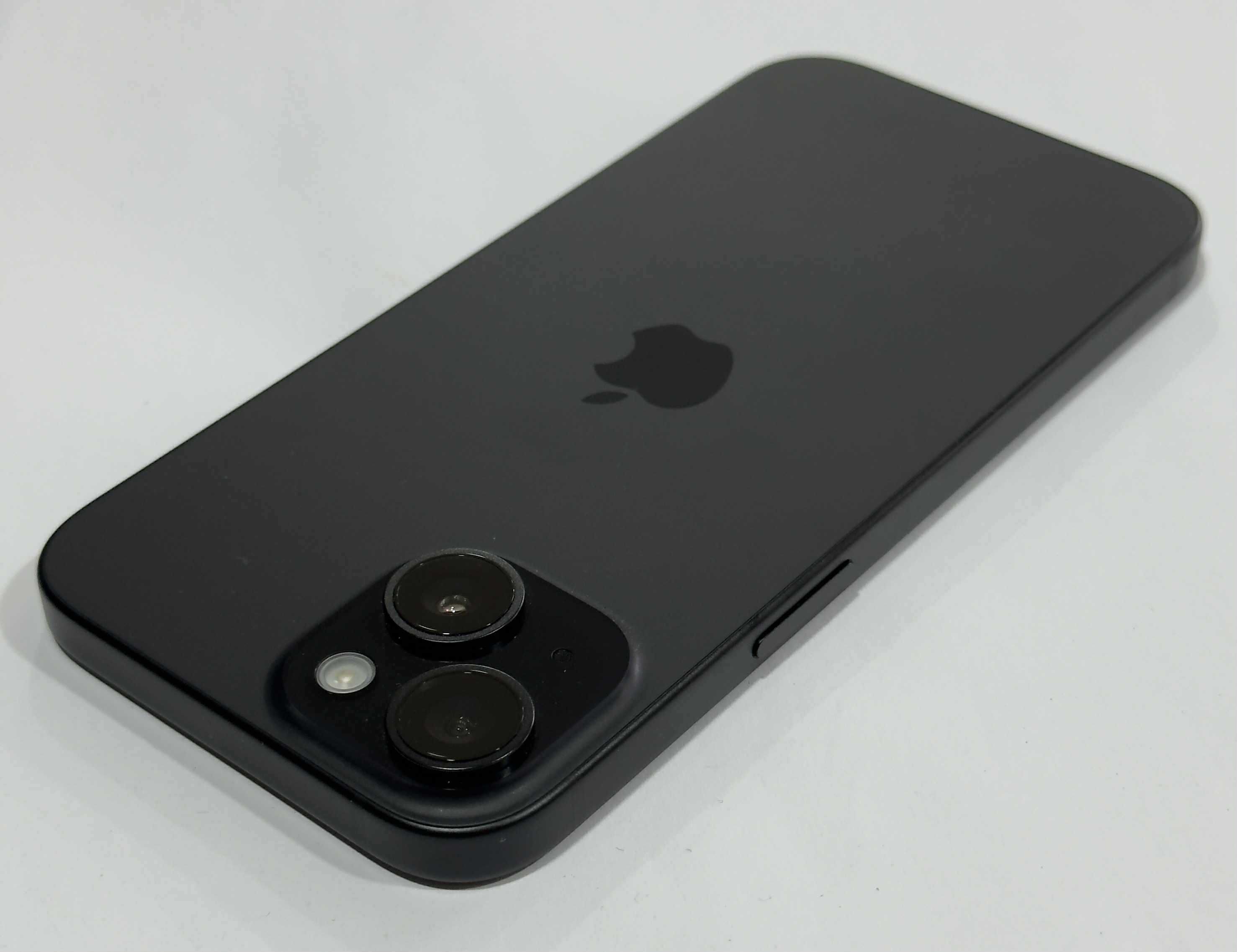 Продавам Apple iPhone 15 128GB с гаранция до 01.2026г