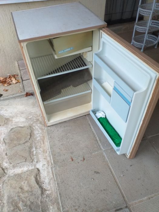 Хладилник AEG Junior, не работи. Може да се използва за шкаф.