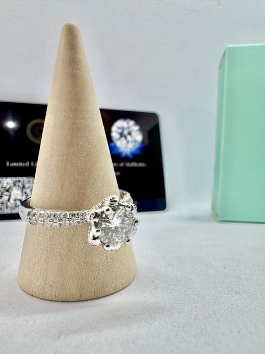 Сребърен пръстен с мойсанит ( диамант) 1 карат