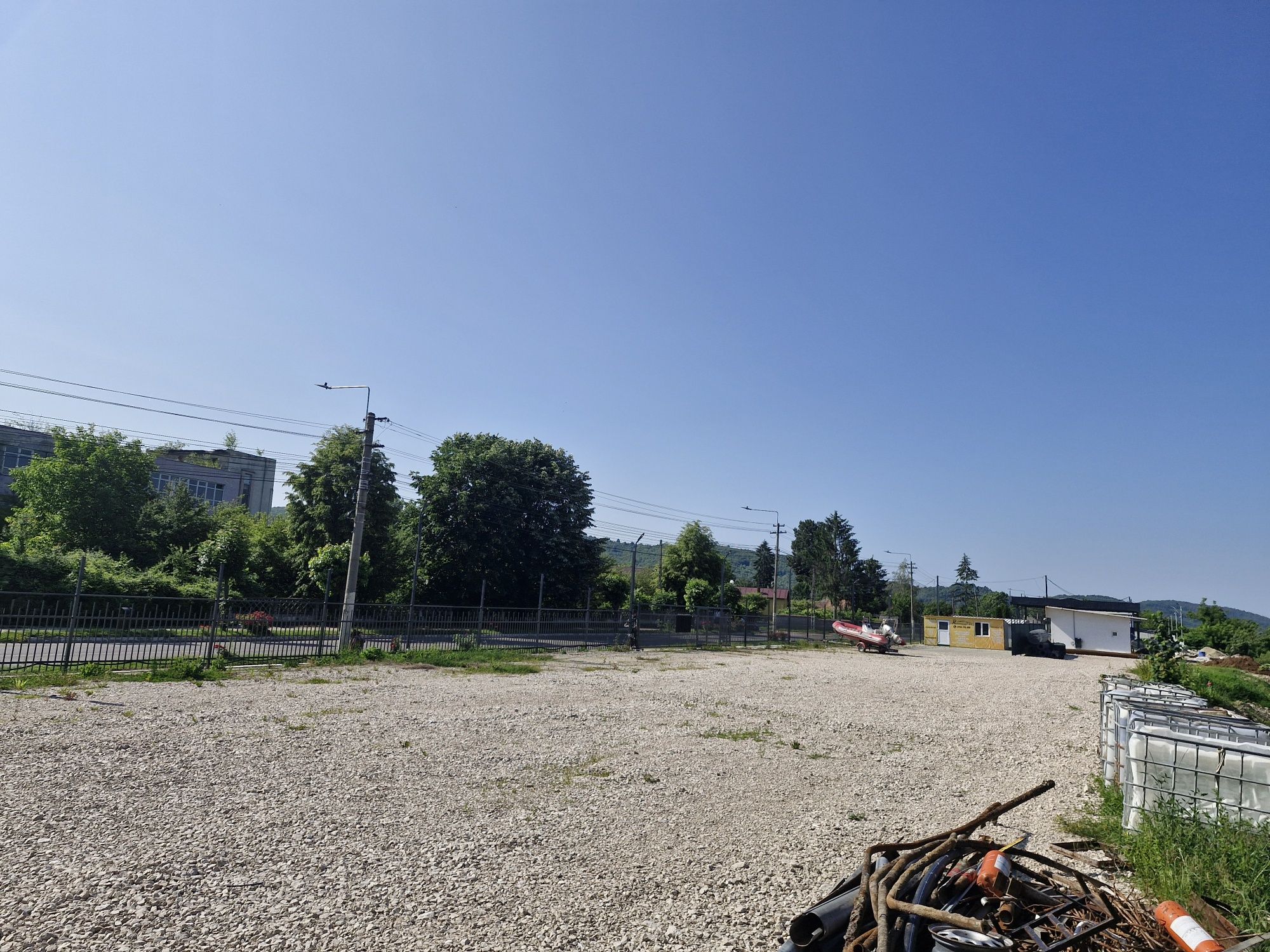 Teren de închiriat 1200m2 Pucioasa. Pret 600€ luna.--Deschidere mare .