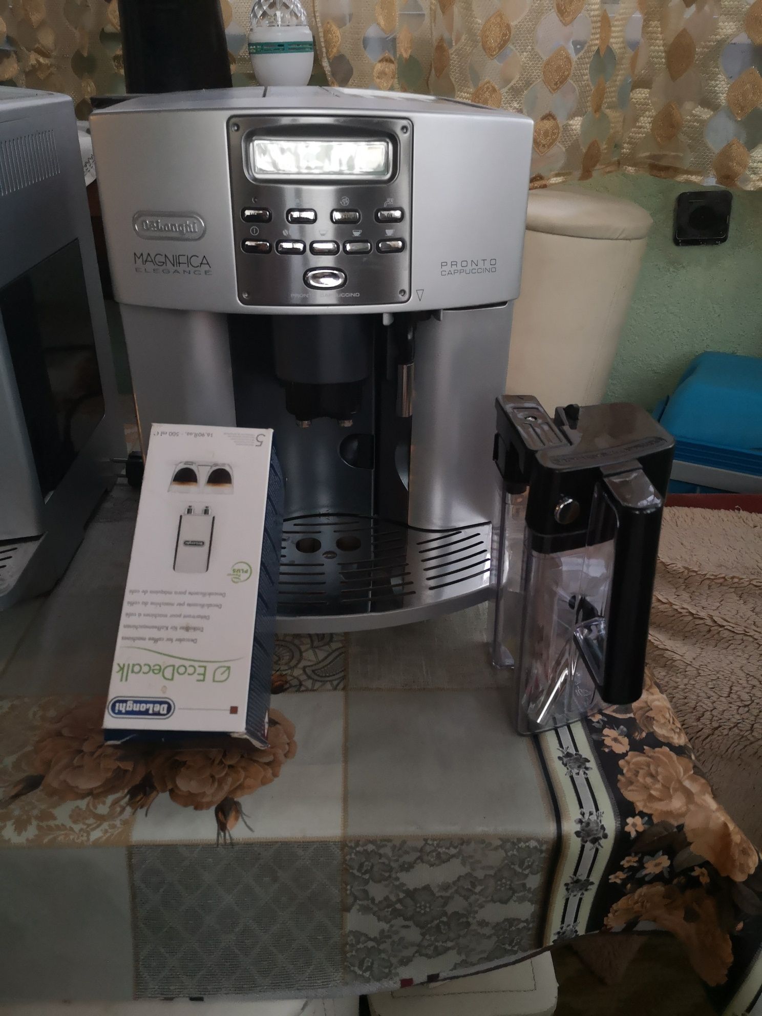 Продавам кафеавтомат DeLonghi