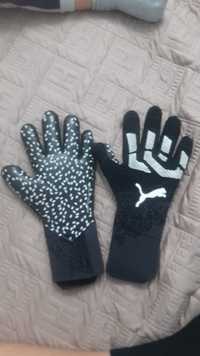 Продам вратарьские перчатки Puma в подарок Сумка и Спрей