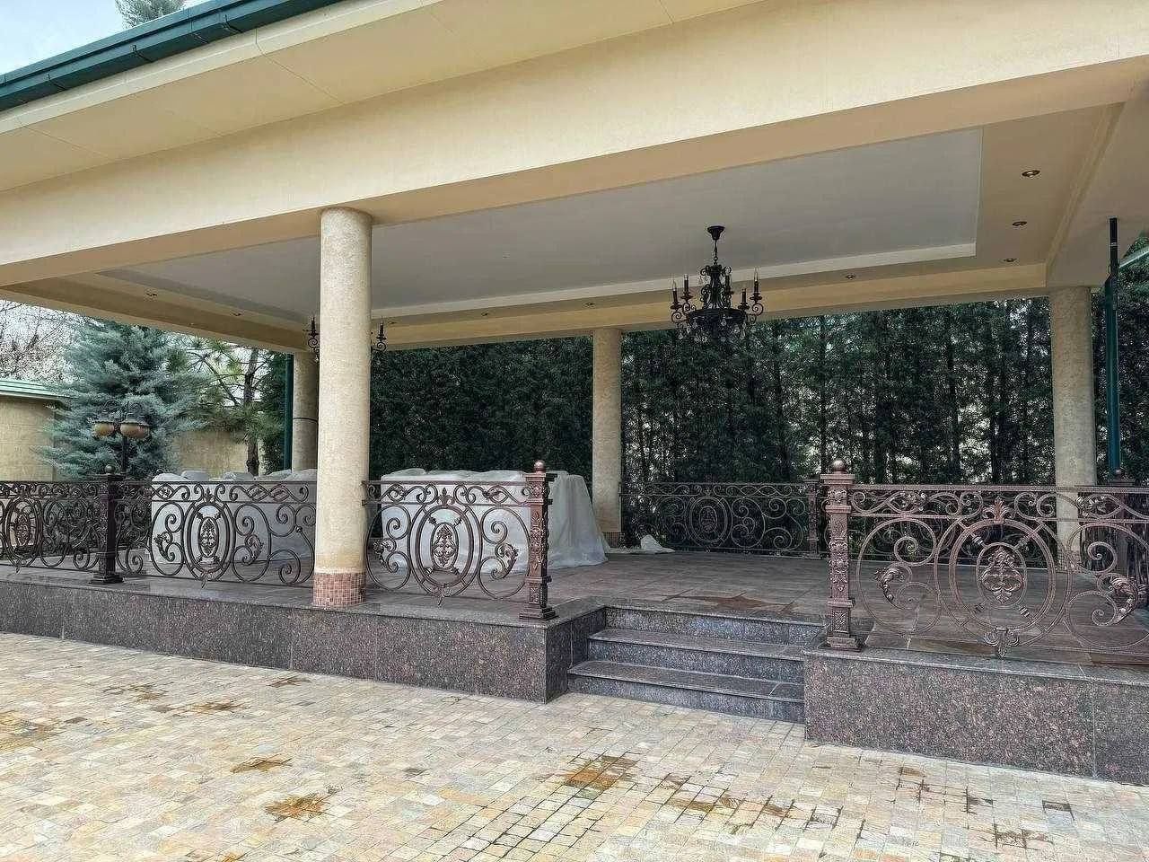 ПРОДАЁТСЯ ДОМ 
Мирзо Улугбеский район
Центр Луначарского/Чайхана Салом