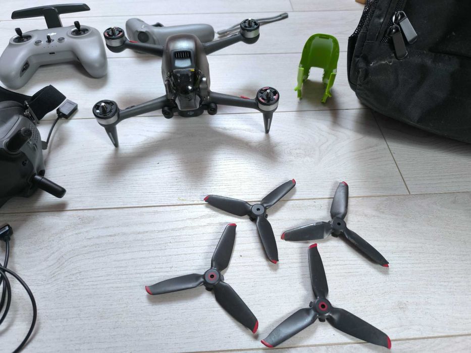 Състезателен и спортен дрон DJ FPV Combo