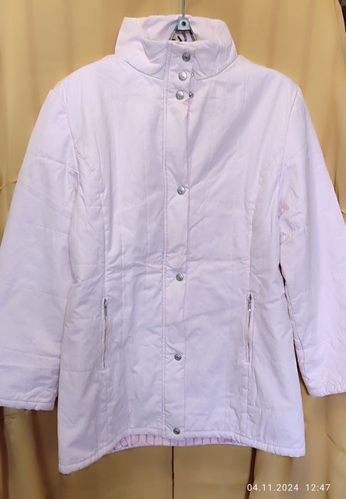 Лёгкая курточка нежного розового цвета. На тонком синтепоне. Размер 46