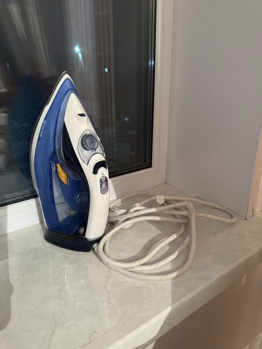 Продам Б/У утюг синего цвета марка Philips