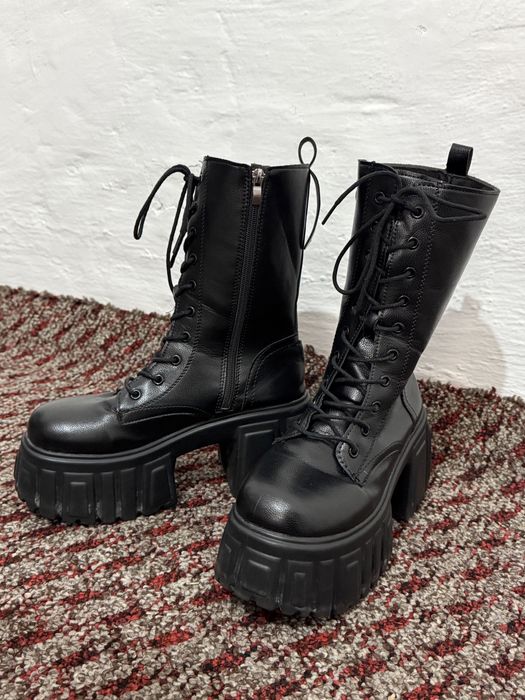 Стильные ботинки на высокой подошве