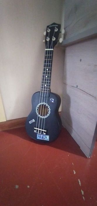 Прадаю укулеле купите пажалуйста