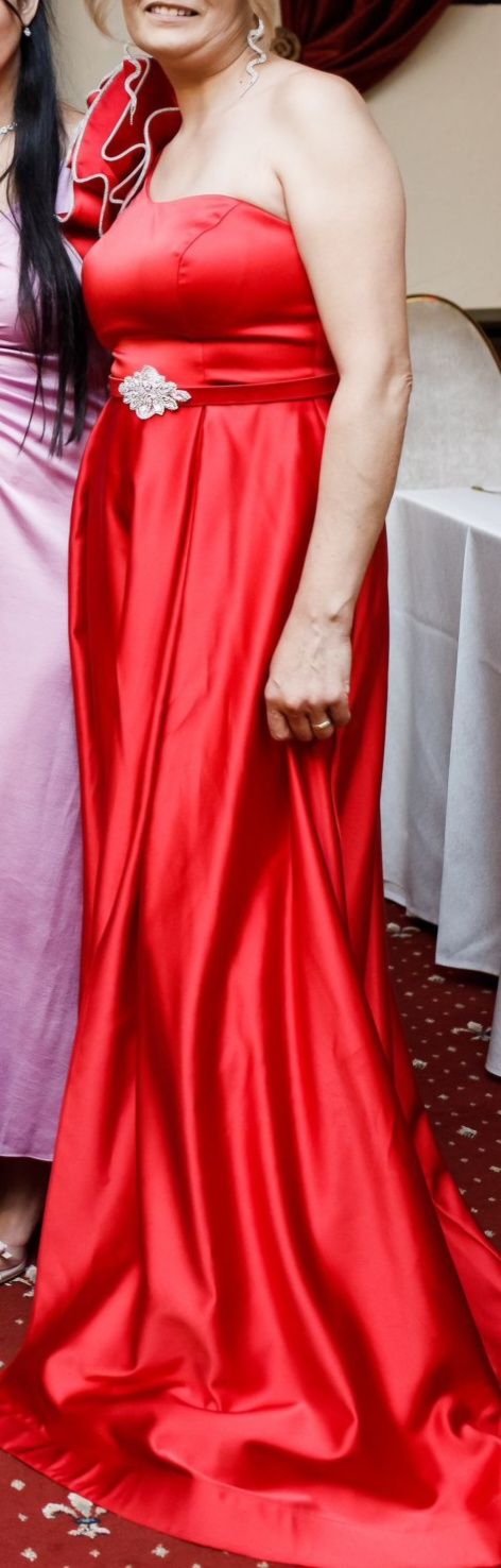 Vând rochita roșie de ocazie