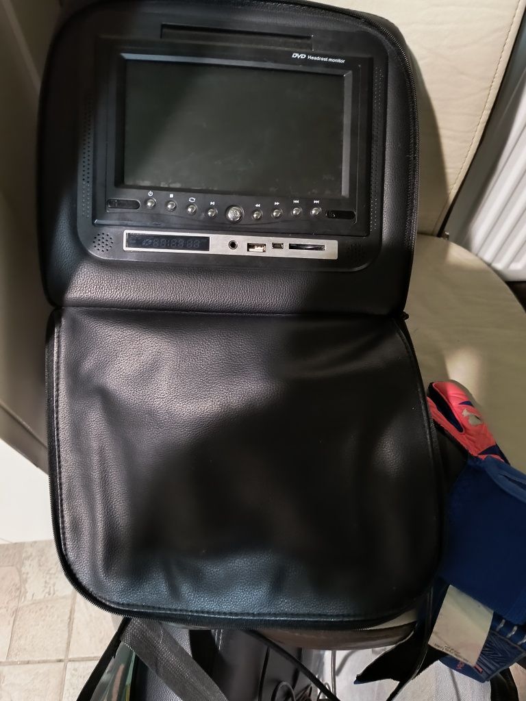 Tetiere auto cu dvd