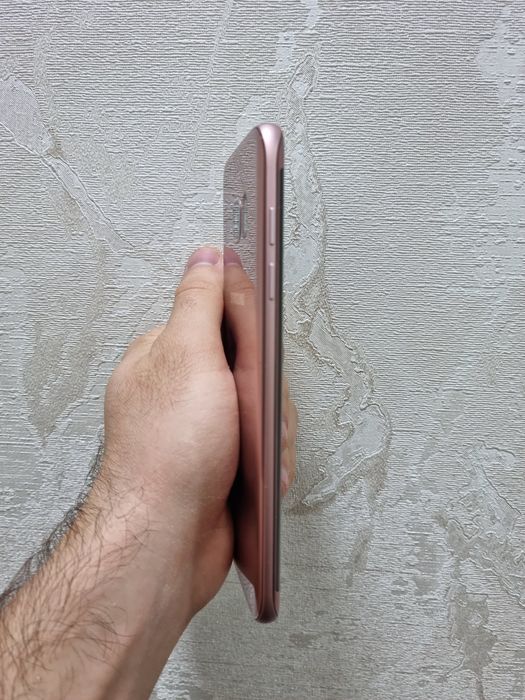 Продаю легендарный Samsung galaxy S 7 edge Gold память 4/32 Гб в идеал